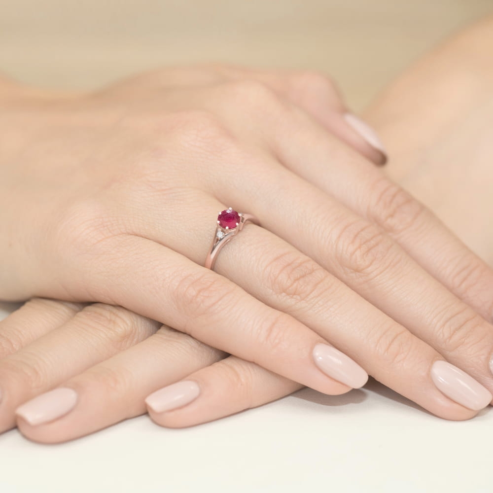 Różowe złoto Pierścionek 585 Rubin 0,60ct diamenty