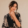 Bransoletka z białymi kamieniami na modelce