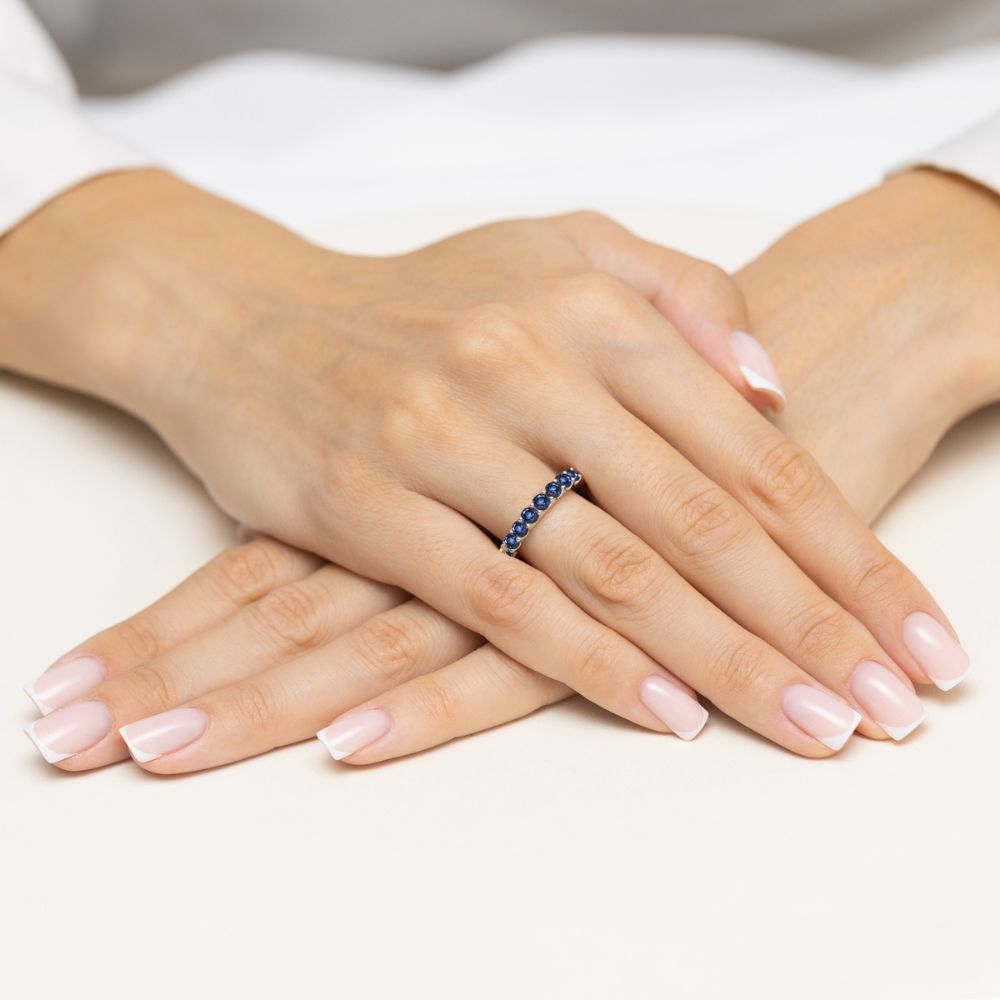 Pierścionek obrączkowy z szafirami 1,95 ct białe złoto 375