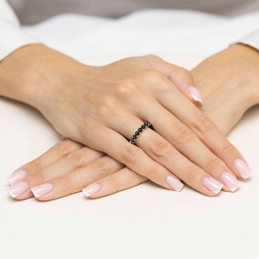Pierścionek obrączkowy z 13 czarnymi diamentami 1,56 ct białe złoto 585
