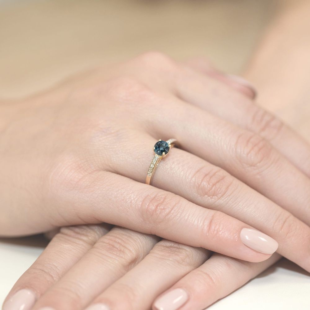 Złoty Pierścionek z Topazem London Blue 0,50 ct i Diamentami 375