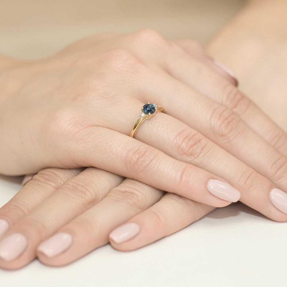 Złoty pierścionek z topazem London Blue 0,50 ct i diamentami 375