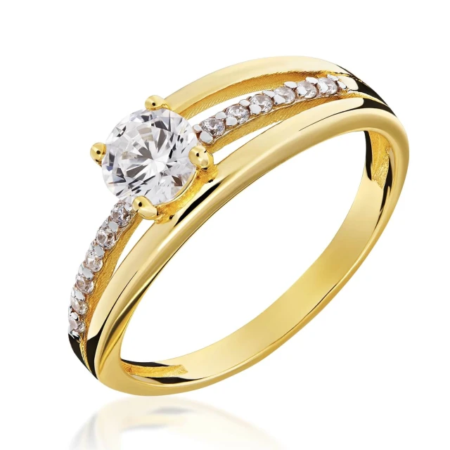Ring aus goldfarbenem Stein