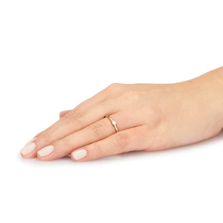 Delikatny pierścionek zaręczynowy z cyrkonią