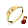 Złoty pierścionek z kamieniem idealny na prezent