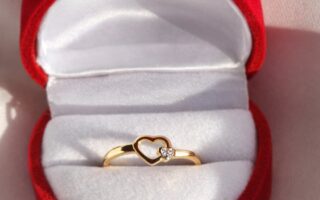 Szukasz idealnego prezentu na Walentynki dla niej? Sprawdź, dlaczego ręcznie robiona biżuteria z naturalnych kamieni to najbardziej osobisty i romantyczny wybór.