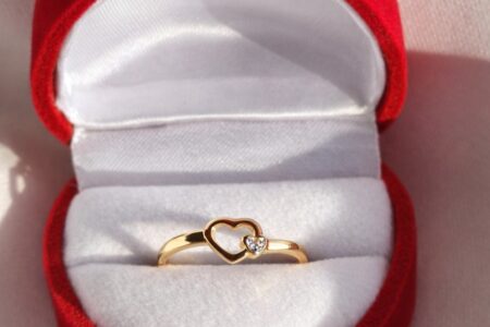 Szukasz idealnego prezentu na Walentynki dla niej? Sprawdź, dlaczego ręcznie robiona biżuteria z naturalnych kamieni to najbardziej osobisty i romantyczny wybór.