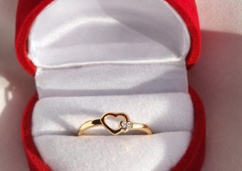 Szukasz idealnego prezentu na Walentynki dla niej? Sprawdź, dlaczego ręcznie robiona biżuteria z naturalnych kamieni to najbardziej osobisty i romantyczny wybór.