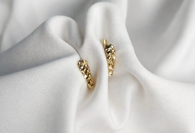 Diamentowanie biżuterii: Sekret błyszczącej złotej biżuterii, który sprawia, że kolczyki wyglądają 2x drożej