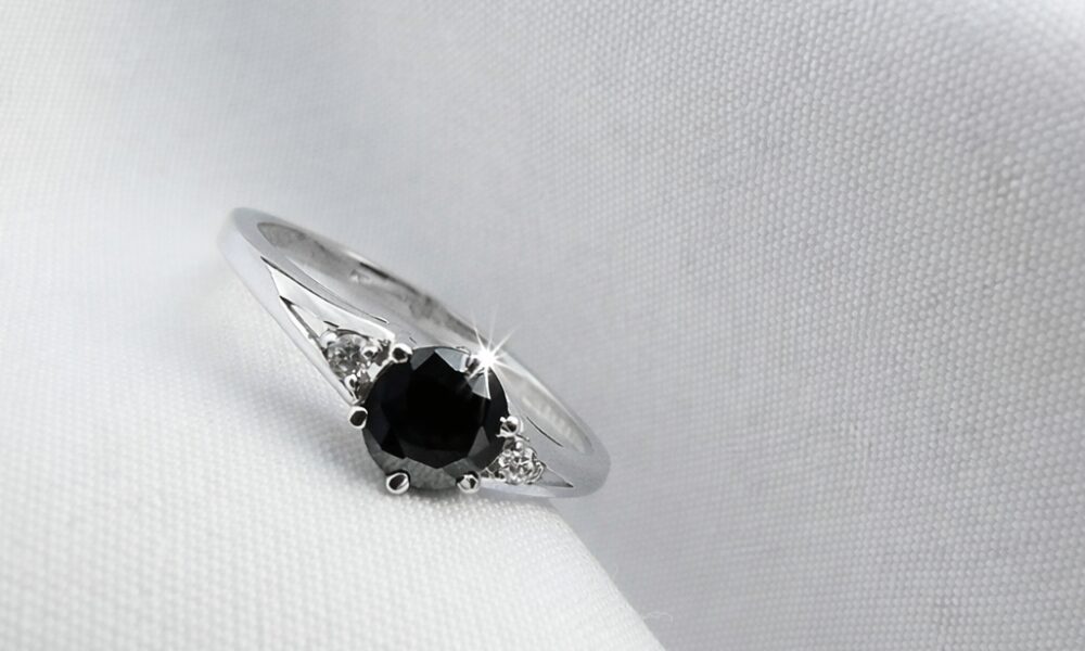 Piękny srebrny pierścionek