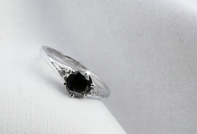 Jak kupić dobrą srebrną biżuterię? Na co zwrócić uwagę przed zakupem