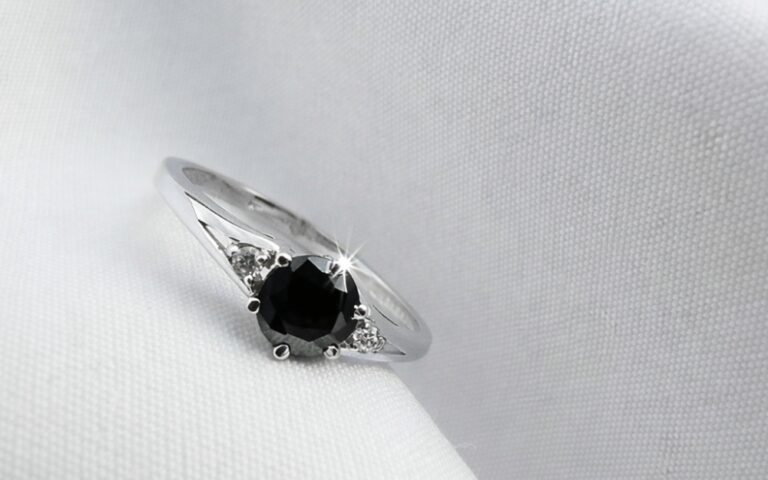 Piękny srebrny pierścionek