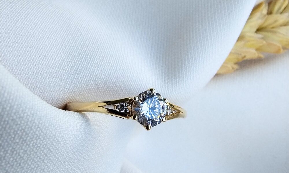 pierścionek zaręczynowy a kształt dłoni