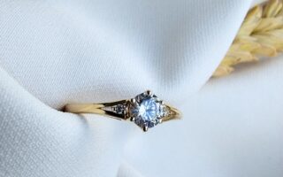 pierścionek zaręczynowy a kształt dłoni