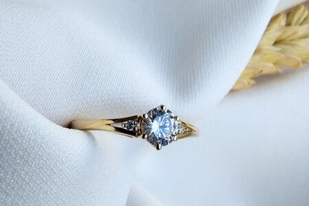 pierścionek zaręczynowy a kształt dłoni